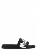 2Alexander McQueen Czarne gumowe klapki z białym logo