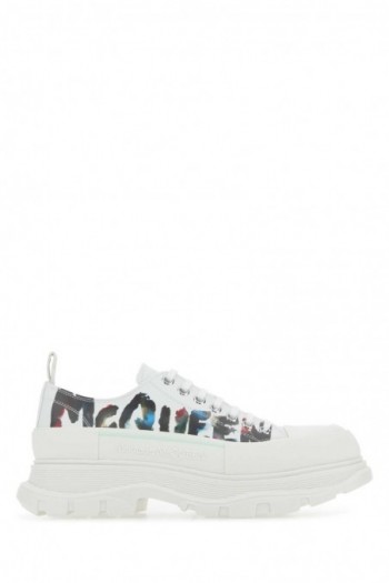 Alexander McQueen Białe skórzane sneakersy Tread Slick z grafity logo
