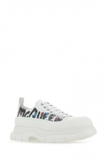 Alexander McQueen Białe skórzane sneakersy Tread Slick z grafity logo