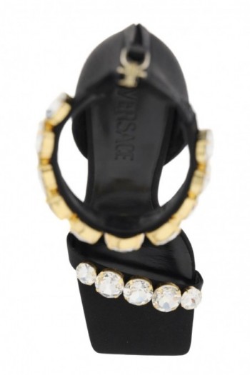 Versace Czarne satynowe sandały na szpilce z kryształkami