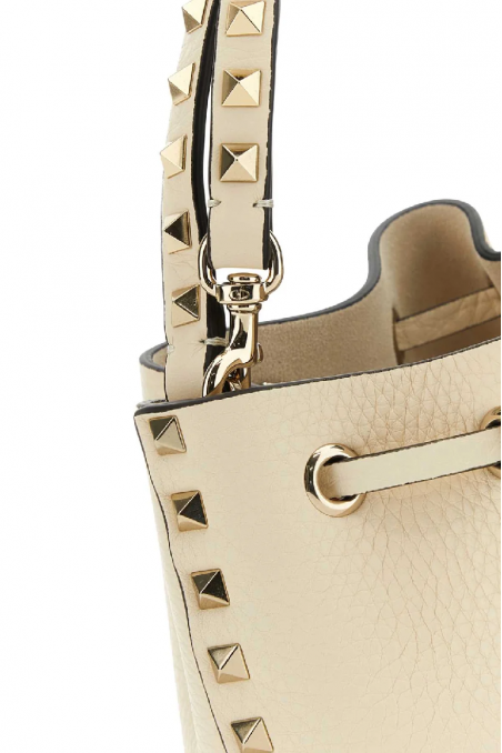 Valentino Skórzana torebka worek Rockstud w kolorze kości słoniowej