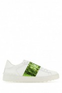 2Valentino Białe skórzane sneakersy Rockstud Untitled z zielonym paskiem