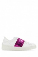 2Valentino Białe skórzane sneakersy Rockstud Untitled z paskiem w kolorze fuksji
