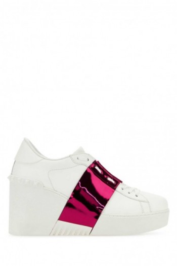 Valentino Białe skórzane sneakersy Untitled z paskiem w kolorze fuksji