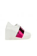 2Valentino Białe skórzane sneakersy Untitled z paskiem w kolorze fuksji