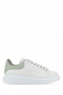 2Alexander McQueen Białe skórzane sneakersy z pastelowym zielonym zapiętkiem