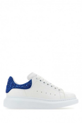 Alexander McQueen Białe skórzane sneakersy z niebieskimi kryształkami na zapięktu