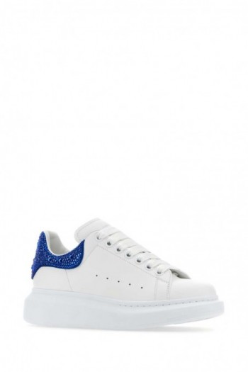 Alexander McQueen Białe skórzane sneakersy z niebieskimi kryształkami na zapięktu