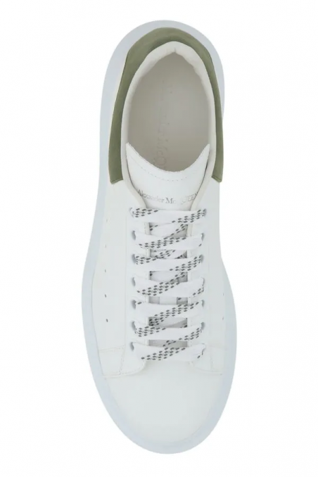 Alexander McQueen Białe skórzane sneakersy z zielonym zapiętkiem