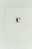 2Givenchy Biała koszula z metalowym logo