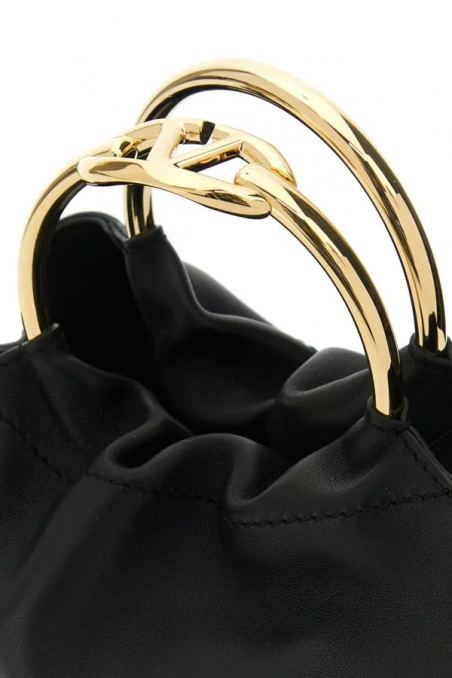 Valentino Czarna skórzana torebka typu worek z metalową rączką