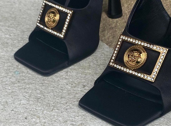 Szukasz butów na lato? Poznaj klapki i sandały Versace!